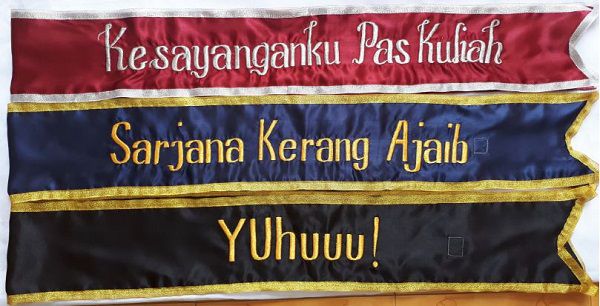 Anti Mainstream Tulisan Selempang Wisuda Unik