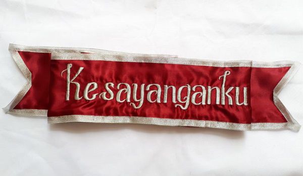 Tulisan Anti Mainstream di Selempang Wisuda Unik