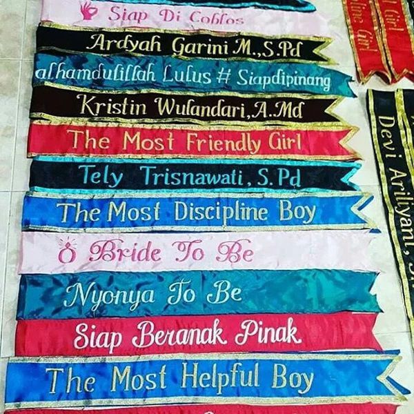 tulisan anti mainstream unik selempang wisuda sma smk
