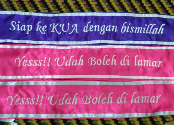 tulisan di selempang wisuda SMA